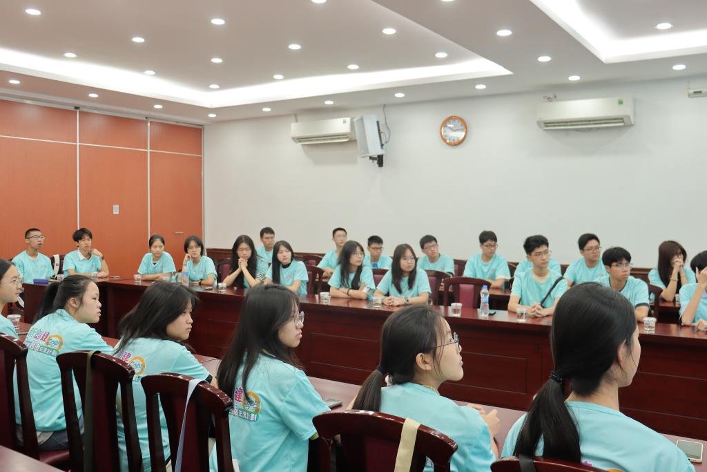 Các em học sinh tập trung lắng nghe và thực hành nghiêm túc, ngoài ra còn bày tỏ sự hứng thú khi học tiếng Việt - Ảnh: THÚY QUỲNH