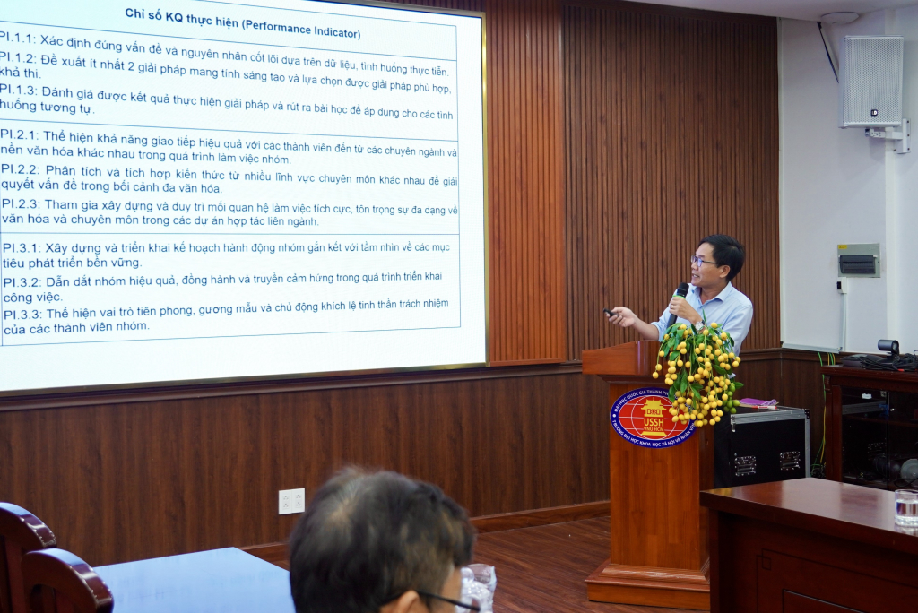 PGS.TS. Phan Mạnh Hùng, Trưởng khoa Văn học, làm rõ những điều chỉnh cơ bản trong chương trình đào tạo - Ảnh: KHÁNH MY