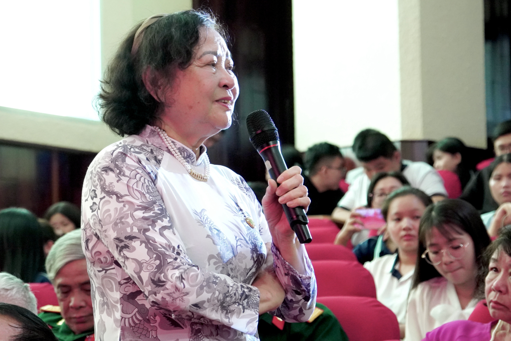 Bà Trần Hồng Tơ chia sẻ hành trình 20 năm tri ân - Ảnh: KHÁNH MY