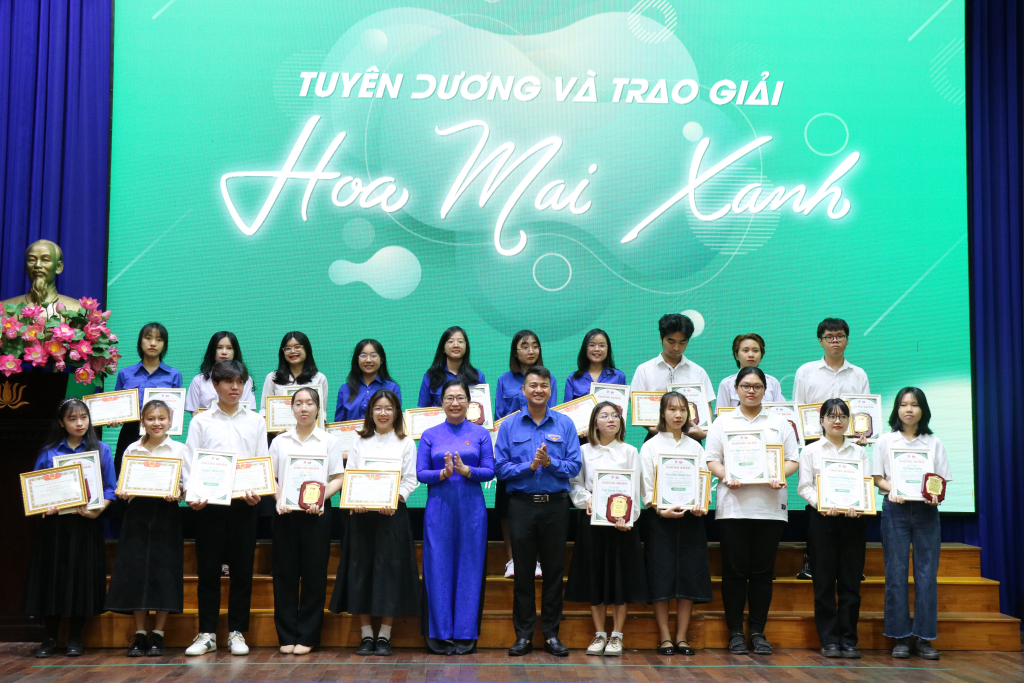 13 cá nhân và 5 đề tài có thành tích xuất sắc được trao tặng giải thưởng - Ảnh: Thanh Bình