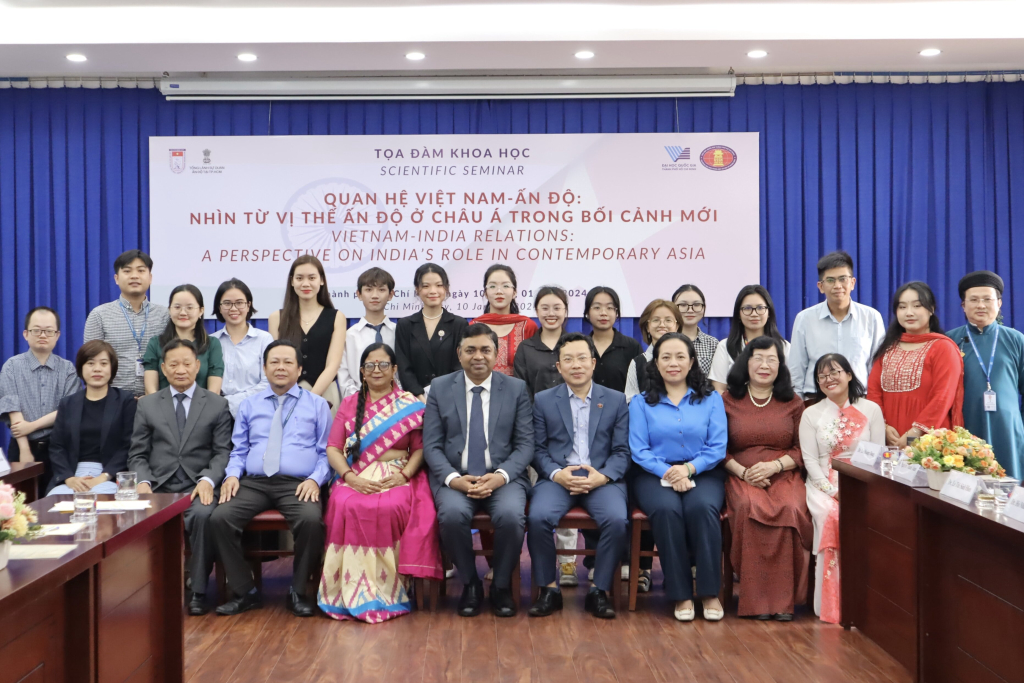Đại diện Trường ĐH KHXH&NV, ĐHQG-HCM chụp ảnh lưu niệm cùng các khách mời - Ảnh: Phương Khanh