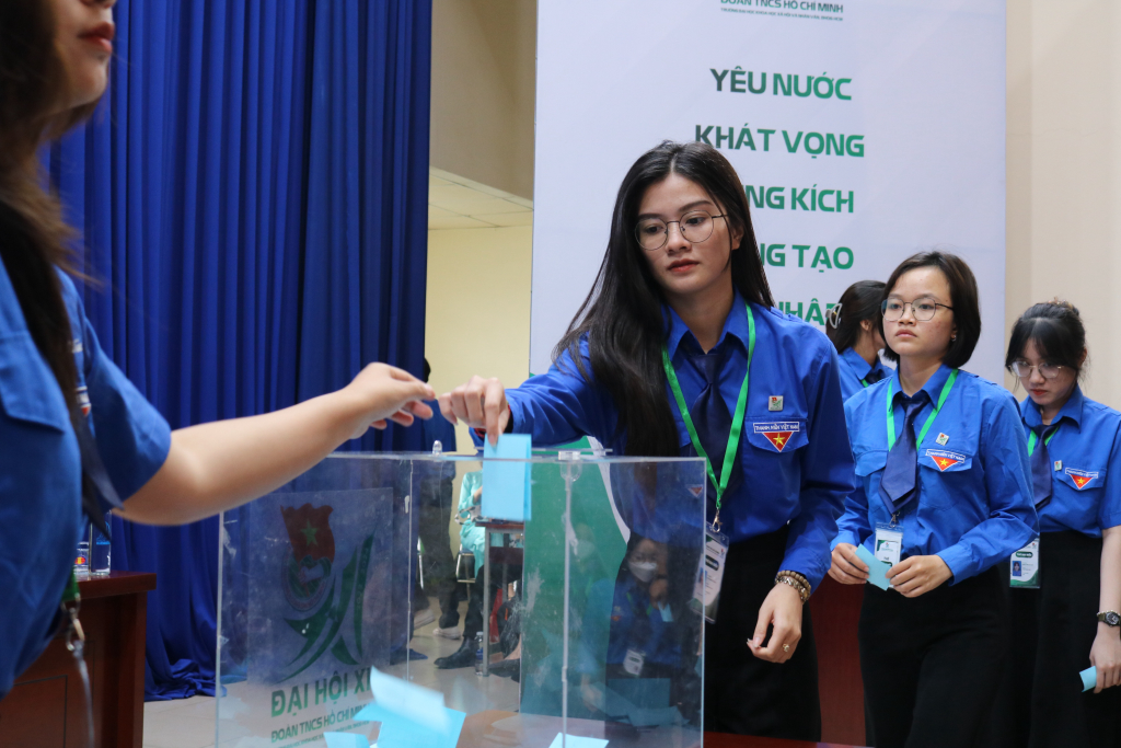 Đại hội thực hiện bỏ phiếu - Ảnh: Tuyết Hồng