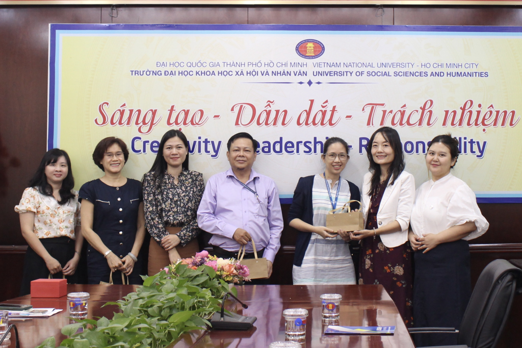 Đại diện hai đơn vị chụp hình lưu niệm sau buổi làm việc - Ảnh: Hồng Ngân