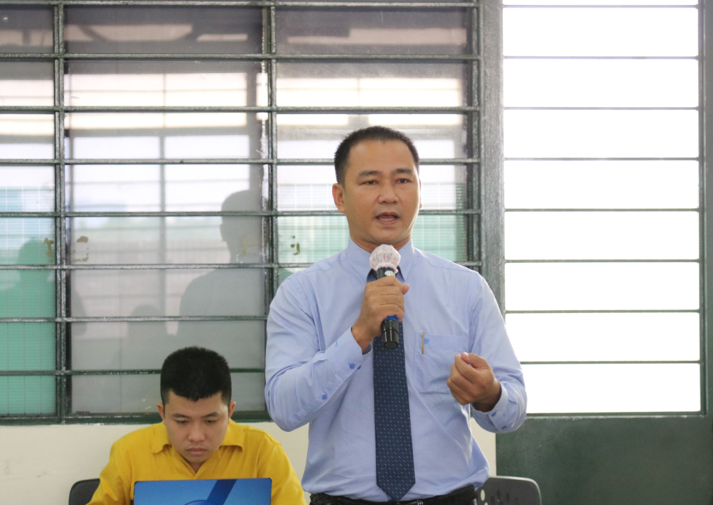 TS. Lư Nguyễn Xuân Vũ trình bày quan điểm của mình về mối quan hệ giữa doanh nghiệp, nhà trường và sinh viên - Ảnh: Phạm Trí