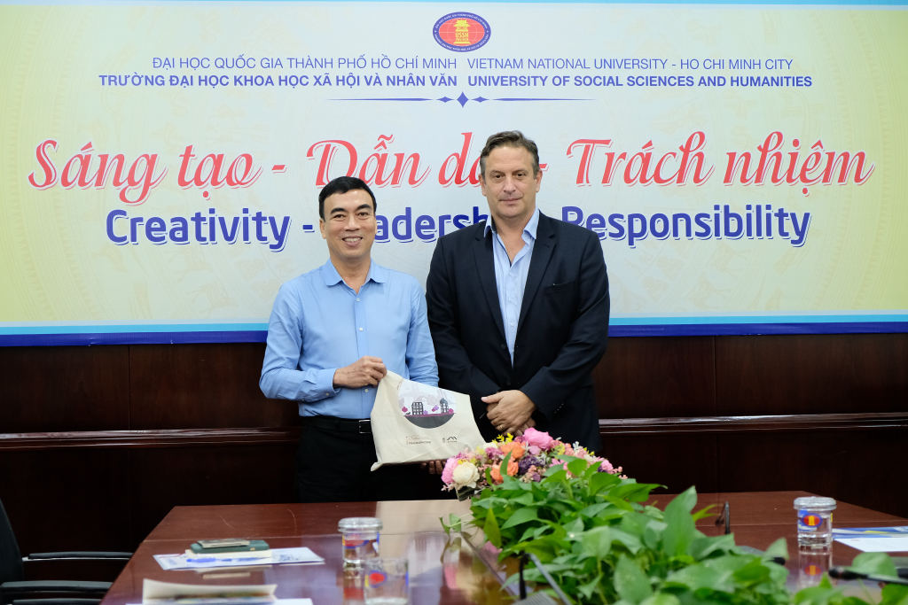 TS. Phạm Tấn Hạ và ông Manuel Jobert sau buổi làm việc - Ảnh: Huyền Linh