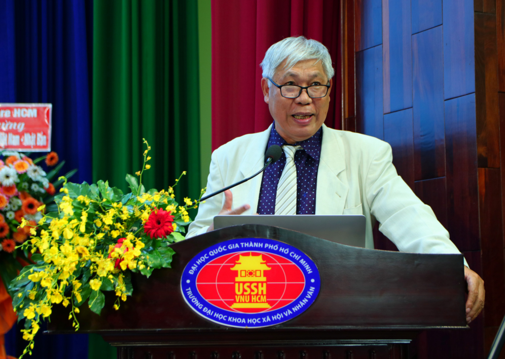 PGS.TS Nguyễn Tiến Lực - nguyên Trưởng khoa Nhật Bản học - trong phiên tham luận toàn thể - Ảnh: Phạm Trí 