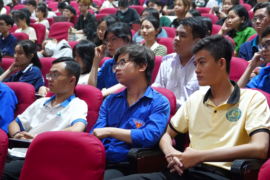 Các bạn sinh viên tập trung lắng nghe những câu chuyện được chia sẻ của hai vị diễn giả - Ảnh: Phạm Trí