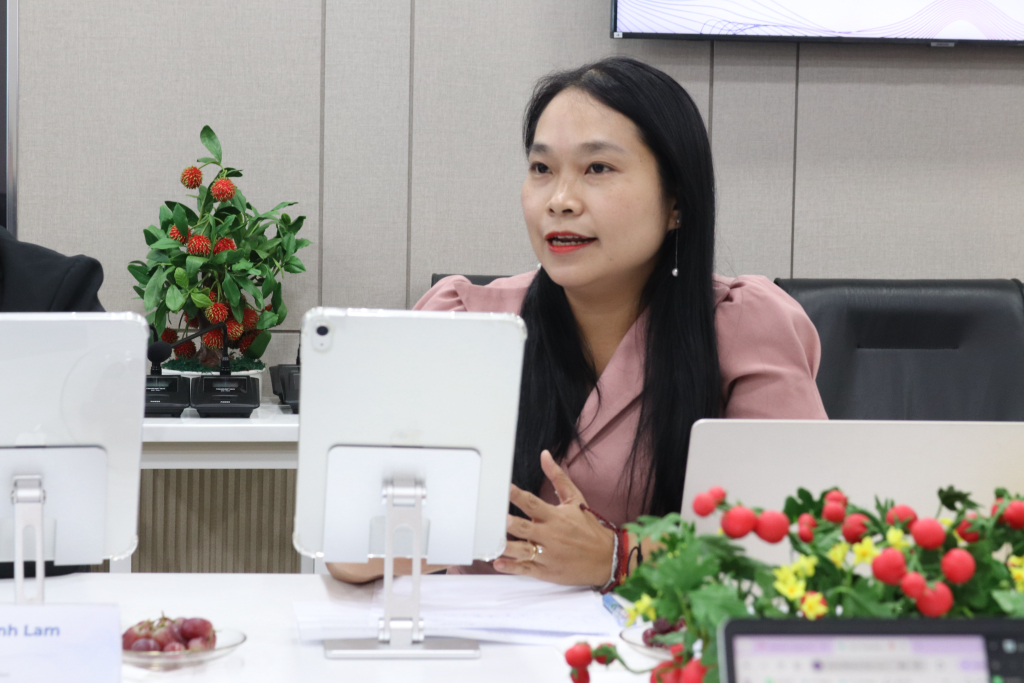 TS. Lê Ngọc Phương trao đổi về những giới hạn của dịch thuật tự động khi xử lý yếu tố văn hóa và ngôn ngữ đặc thù, đồng thời đặt vấn đề về khả năng ứng dụng trong đào tạo - Ảnh: MINH THƯ