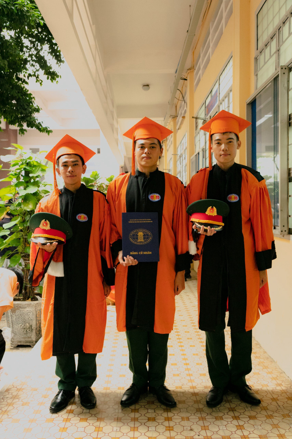 Nguyễn Chí Bình (ở giữa) là một trong 10 bạn sinh viên đăng ký dự tuyển sĩ quan dự bị nguồn sinh viên tốt nghiệp đại học - Ảnh: Lý Nguyên