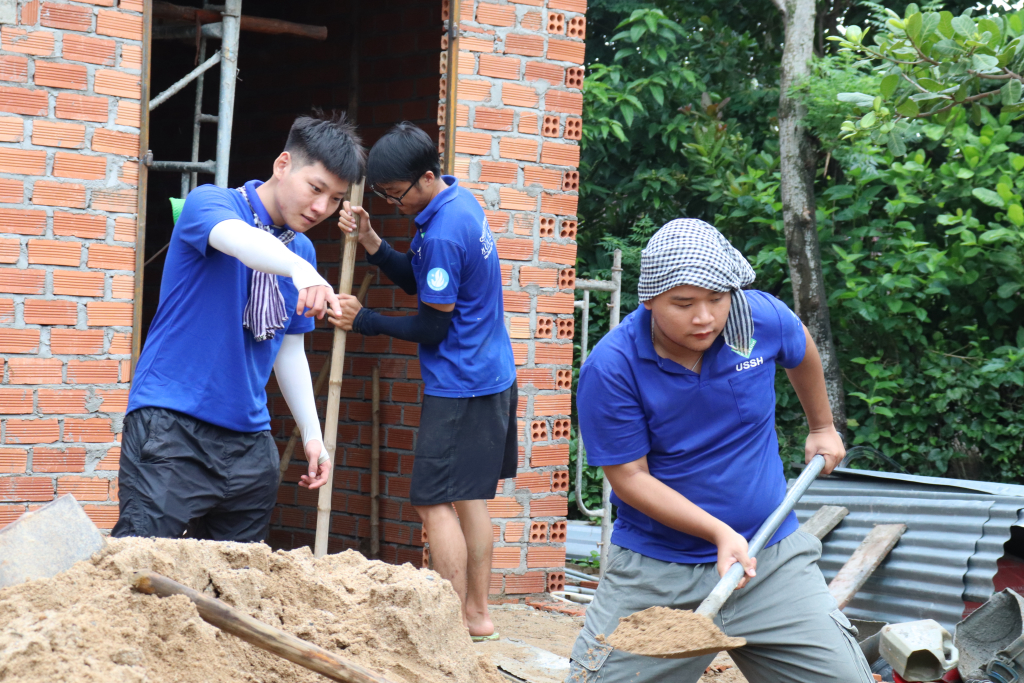 Xây dựng căn nhà nhân ái dành tặng cho hộ gia đình có hoàn cảnh khó khăn - Ảnh: Đội hình Thường trực xã Măng Tố