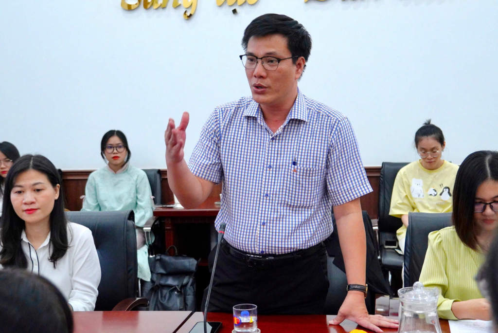 PGS.TS Lưu Văn Quyết nhấn mạnh sự đồng hành của Nhà trường và doanh nghiệp tiếp sức sinh viên học tập - Ảnh: KHÁNH MY