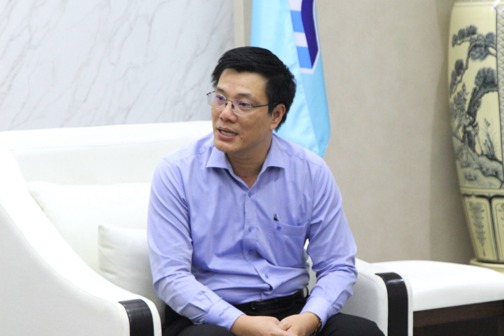 PGS.TS Lưu Văn Quyết nhấn mạnh hệ thống phòng ban chuyên trách cùng đội ngũ giảng viên có chuyên môn cao của Trường có đủ nền tảng để triển khai các đề án đào tạo và nghiên cứu một cách bài bản, lâu dài - Ảnh: NGUYỆT NGÂN
