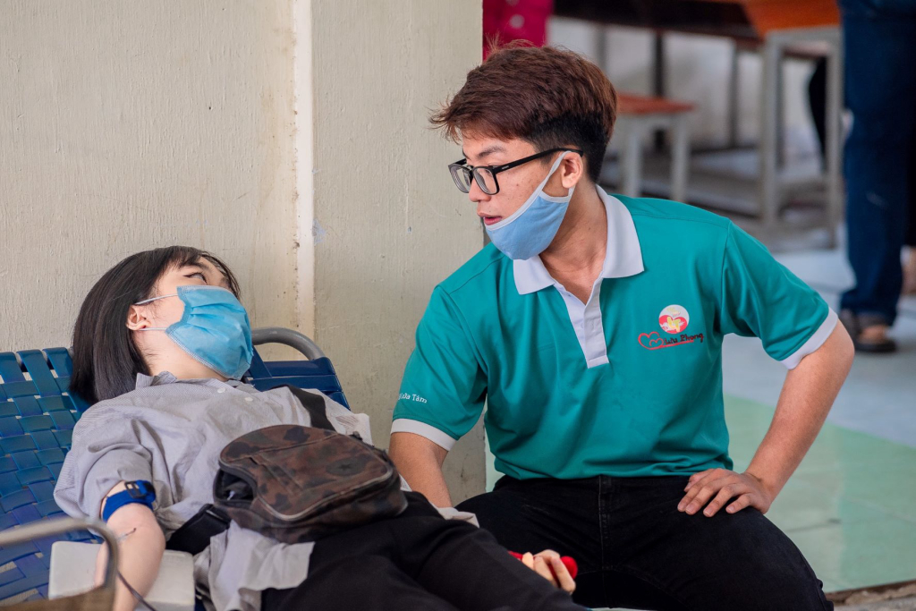 Hải Phong luôn động viên các bạn khi tham gia Hiến máu tình nguyện - Ảnh: CLB Lửa Tâm