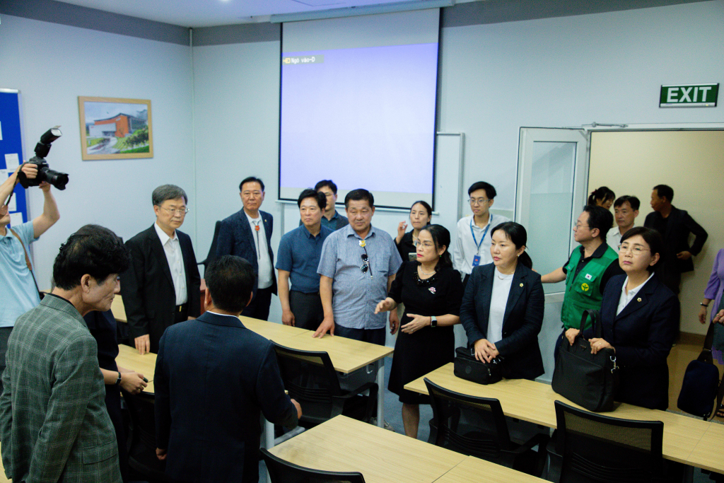 Đoàn tỉnh Gyeongsangbuk tham quan Phòng trưng bày và giáo dục Saemaul - Ảnh: Lý Nguyên