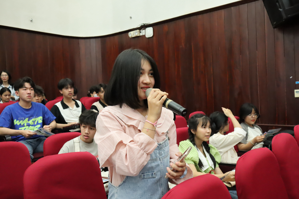 Bạn Vũ Trần Mai Hương - lớp 10 chuyên Anh, trường THPT Nguyễn Chí Thanh đặt câu hỏi về chương trình đào tạo song ngành - Ảnh: Nhật Ánh 