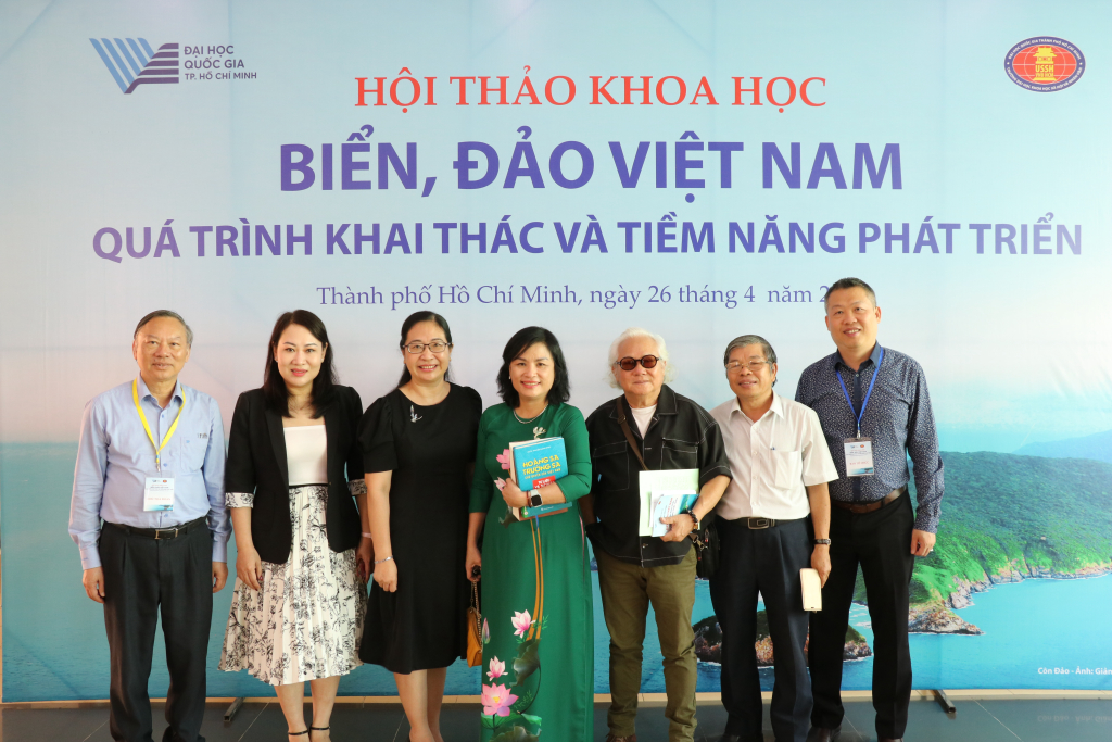 Đại biểu chụp hình lưu niệm tại Hội thảo 