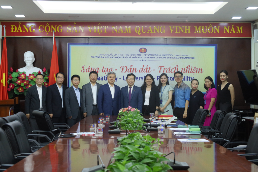 Đại diện hai bên chụp ảnh lưu niệm