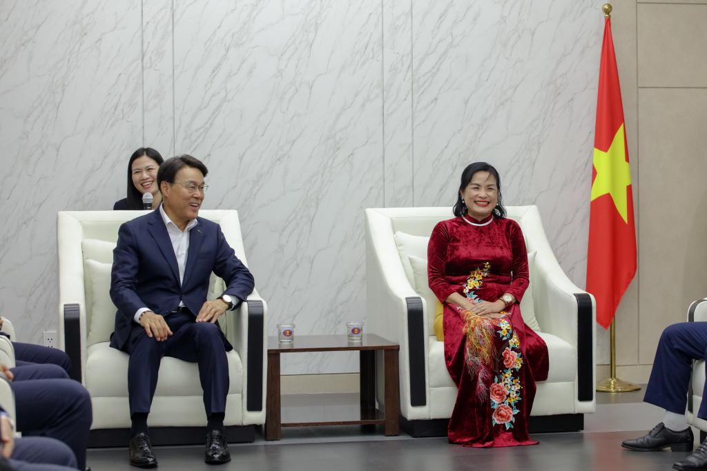 Cuộc trò chuyện giữa hai đơn vị góp phần thắt chặt mối quan hệ ngoại giao bền vững - Ảnh: Lý Nguyên