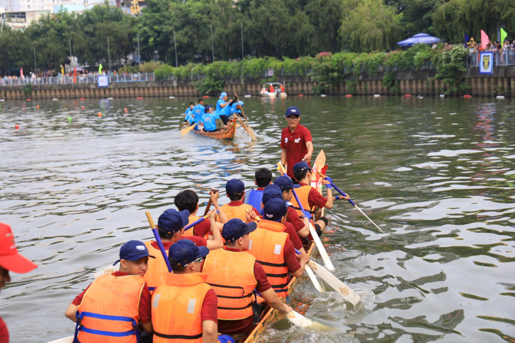 Bạn Thành Long (đứng đầu) cho biết đây là cơ hội để sinh viên thử sức bộ môn thể thao mới - Ảnh: Ngọc Quý