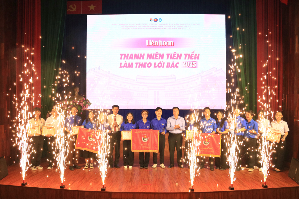 Tập thể, cá nhân tiêu biểu lan tỏa tinh thần trách nhiệm và định hướng sinh viên hành động theo tư tưởng Hồ Chí Minh - Ảnh: MINH PHƯƠNG