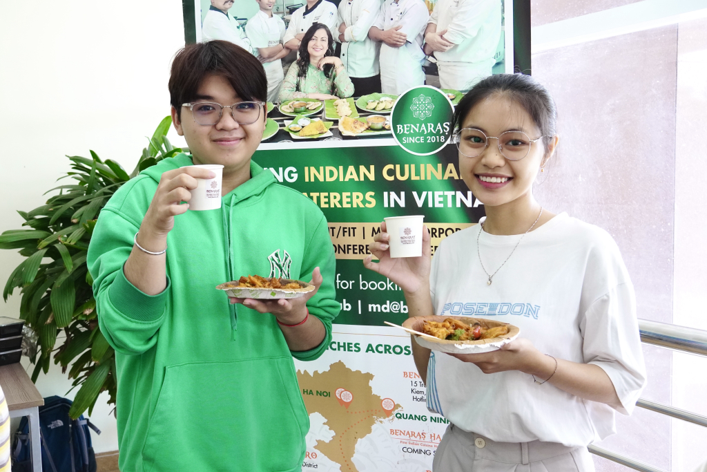 Các bạn sinh viên thích thú trải nghiệm hương vị độc đáo của ẩm thực Ấn Độ - Ảnh: KHÁNH MY