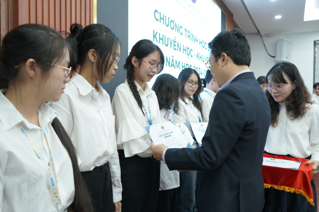 TS. Lê Hoàng Dũng và ThS. Trần Nam trao học bổng cho các bạn sinh viên - Ảnh: Phạm Trí