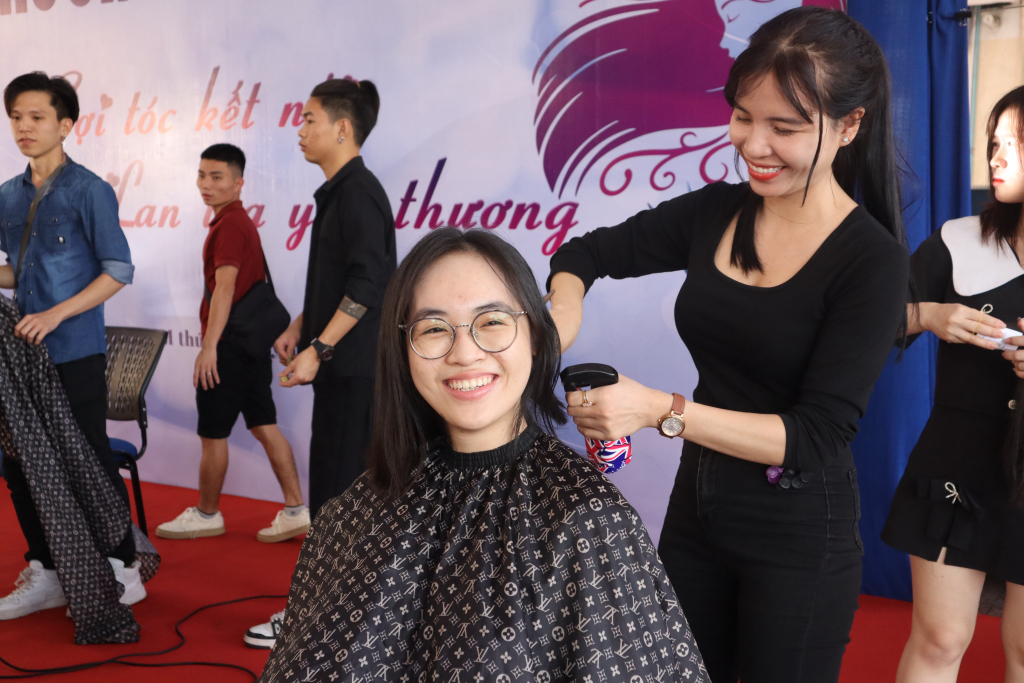 Các tình nguyện viên háo hức, cắt tóc quyên góp cho các bệnh nhân ung thư - Ảnh: Mỹ Hân, Phương Khanh 
