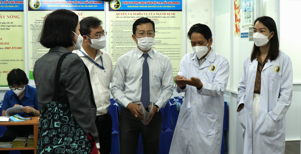 TS. Lê Hoàng Dũng, TS. Ngô Xuân Điệp, TS. Lê Minh Công, TS. Phạm Thị Bích Ngọc (Trường ĐH KHXH&NV, ĐHQG-HCM) cùng Viện y dược dân tộc trao đổi mô hình Tổ Tâm lý lâm sàng - Ảnh: Yến Nhi