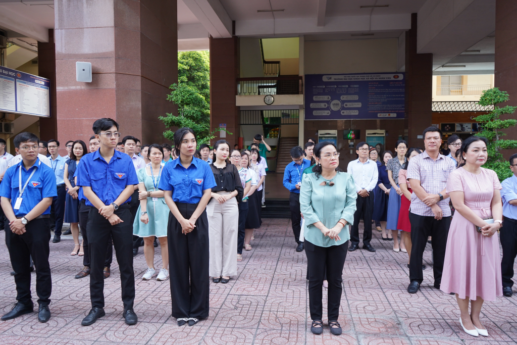 Tập thể viên chức, người lao động trong Nhà trường thực hiện nghi lễ chào cờ - Ảnh: Phạm Trí