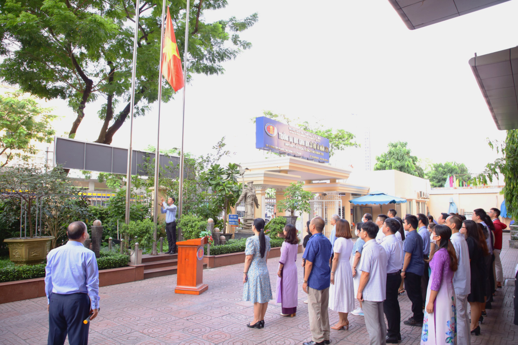 Toàn thể giảng viên Trường tham gia sinh hoạt dưới cờ - Ảnh: Lý Nguyên