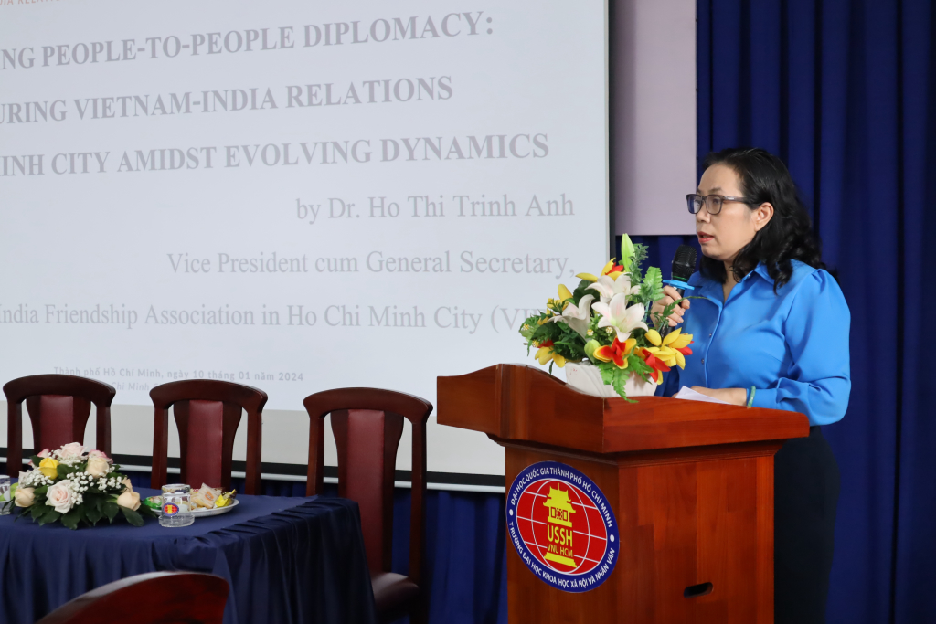 TS. Hồ Thị Trinh Anh với báo cáo “Đối ngoại nhân dân Việt Nam - Ấn Độ tại TP.HCM: kế thừa và phát huy trong tình hình mới” - Ảnh: Nhật Ánh 