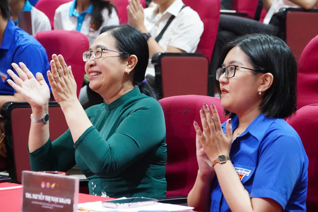 TS. Lê Thị Ngọc Điệp (trái) và ThS. Nguyễn Thị Ngọc Khánh (phải) tham gia chương trình - Ảnh: Phạm Trí
