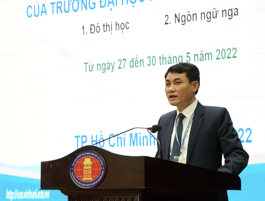 TS. Trần Bá Tiến trình bày đánh giá về cấu trúc và nội dung chương trình dạy học tại buổi lễ - Ảnh: Hoàng Yến