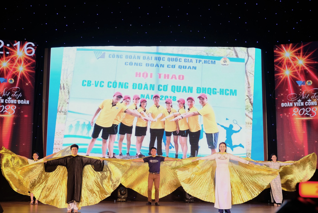 Công đoàn Nhà trường dự thi phần thi thời trang - Ảnh: Huyền Linh