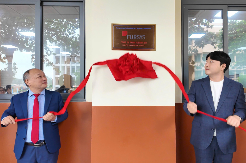 TS. Phan Thanh Định và ông Lee Jaehyuk thực hiện nghi thức khánh thành phòng học A1.03 - Ảnh: TIẾN ANH