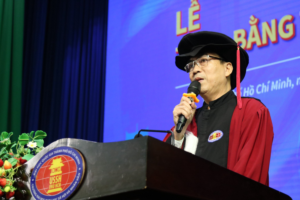 TS. Phạm Tấn Hạ chúc mừng các tân Tiến sĩ, Thạc sĩ, Cử nhân Trường ĐH KHXH&NV, ĐHQG-HCM - Ảnh: Huyền Linh