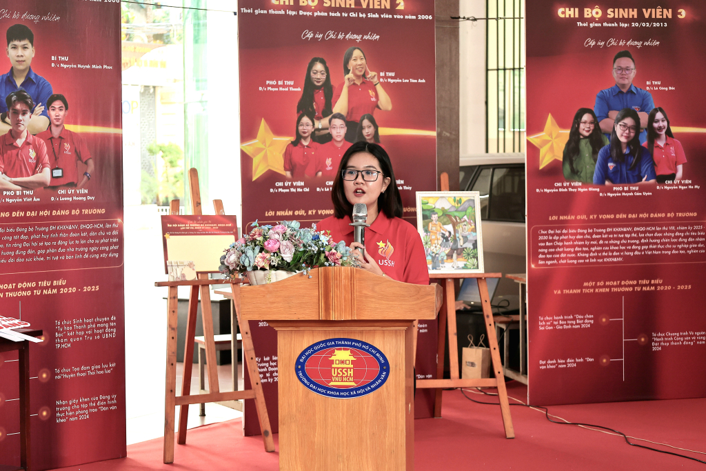 Đ/c Nguyễn Thị Ngọc Khánh, Đảng uỷ viên, Bí thư Chi bộ Sinh viên 4 trình bày báo cáo kết quả thực hiện Kế hoạch liên tịch giữa Đoàn Thanh niên Trường và các Chi bộ Sinh viên - Ảnh: THANH HẢI