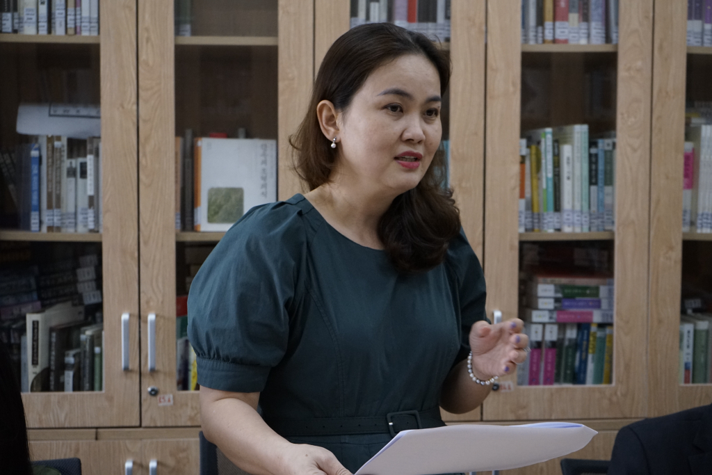 Th.S Trần Hữu Yến Loan giới thiệu về khoa Hàn Quốc học - Ảnh : Thanh Thúy