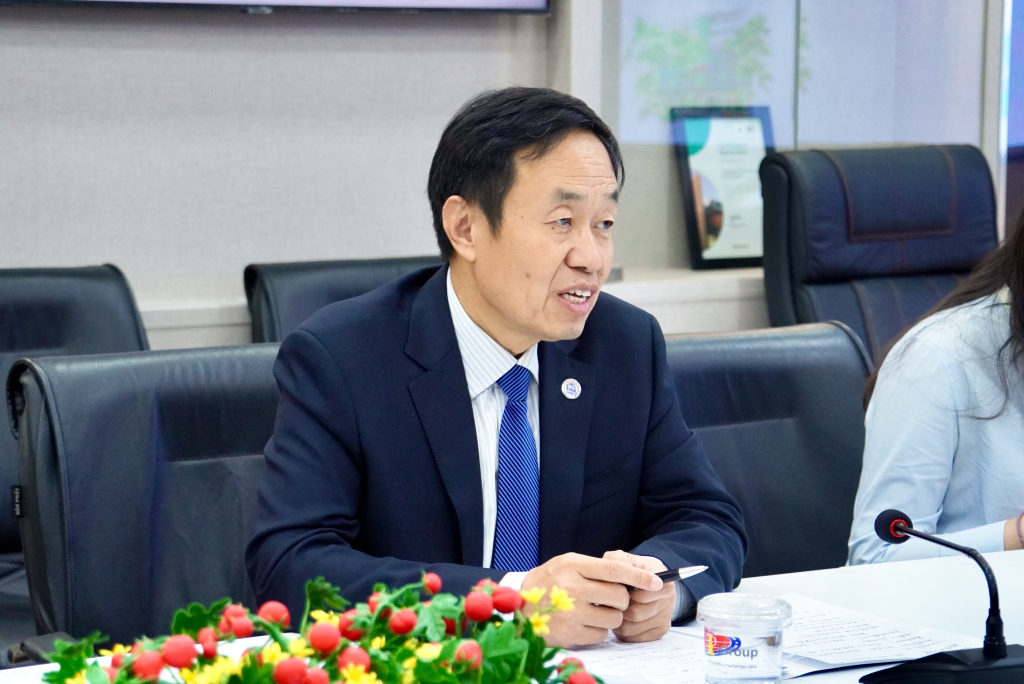 Ông Wang ghi nhận các định hướng hợp tác trong đào tạo và nghiên cứu giữa hai trường - Ảnh: KHÁNH MY