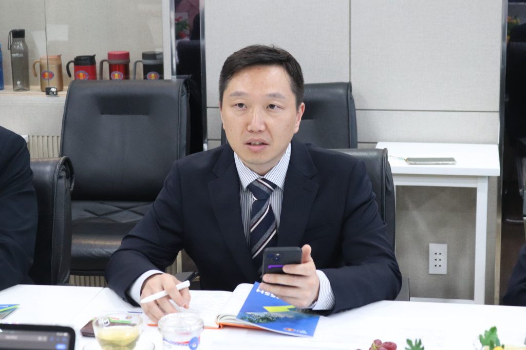 Ông Nam Minwoo nhấn mạnh vai trò của dữ liệu trong phát triển AI và cho biết sẽ triển khai các dự án kèm cơ chế thưởng nhằm khuyến khích sinh viên Việt Nam tham gia đóng góp dữ liệu - Ảnh: MINH THƯ
