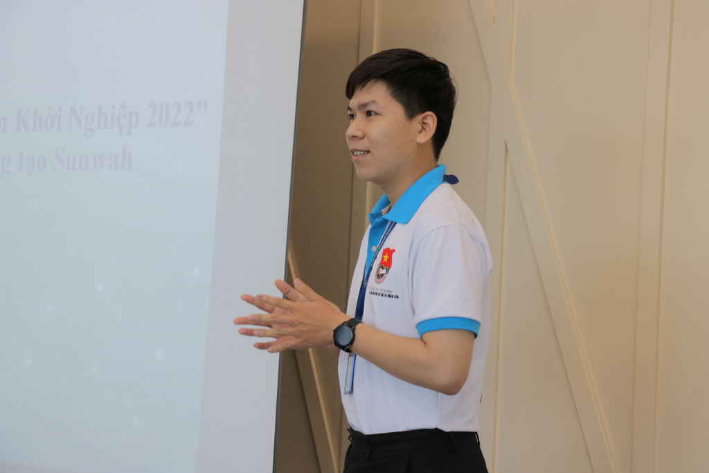 Đ/c Minh Phúc thay mặt Nhà trường và BTC cuộc thi gửi lời tri ân đến tập đoàn Sunwah  Ảnh: Ngọc Huyền