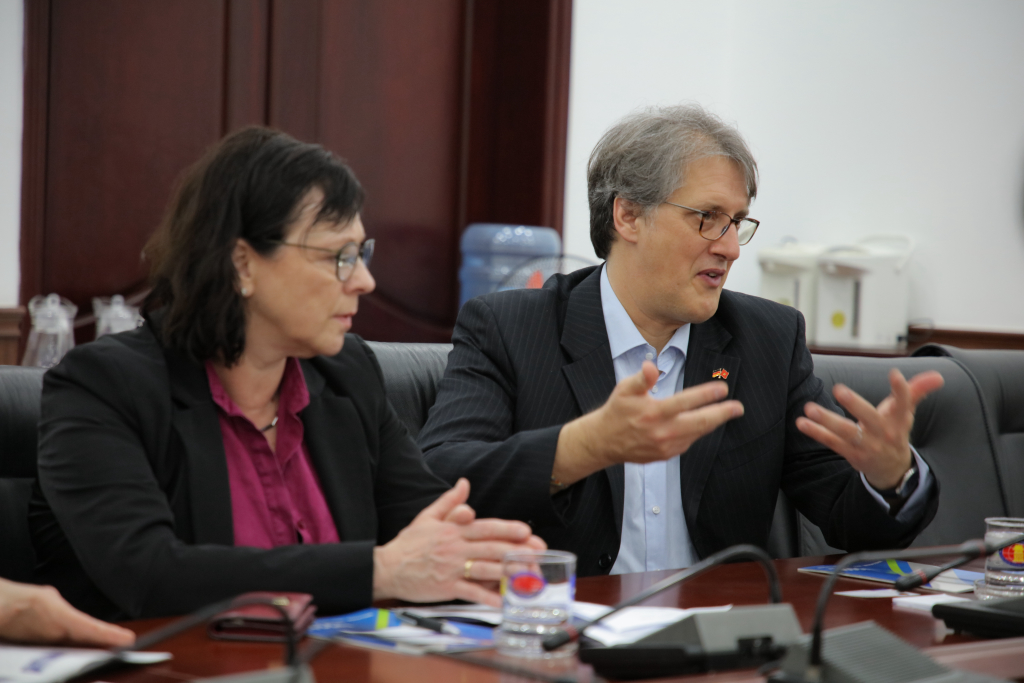 GS.TS Christian von Lubke giới thiệu một số điểm mới trong chương trình đào tạo ở Trường Đại học Ứng dụng Konstanz - Ảnh: Phương Khanh  