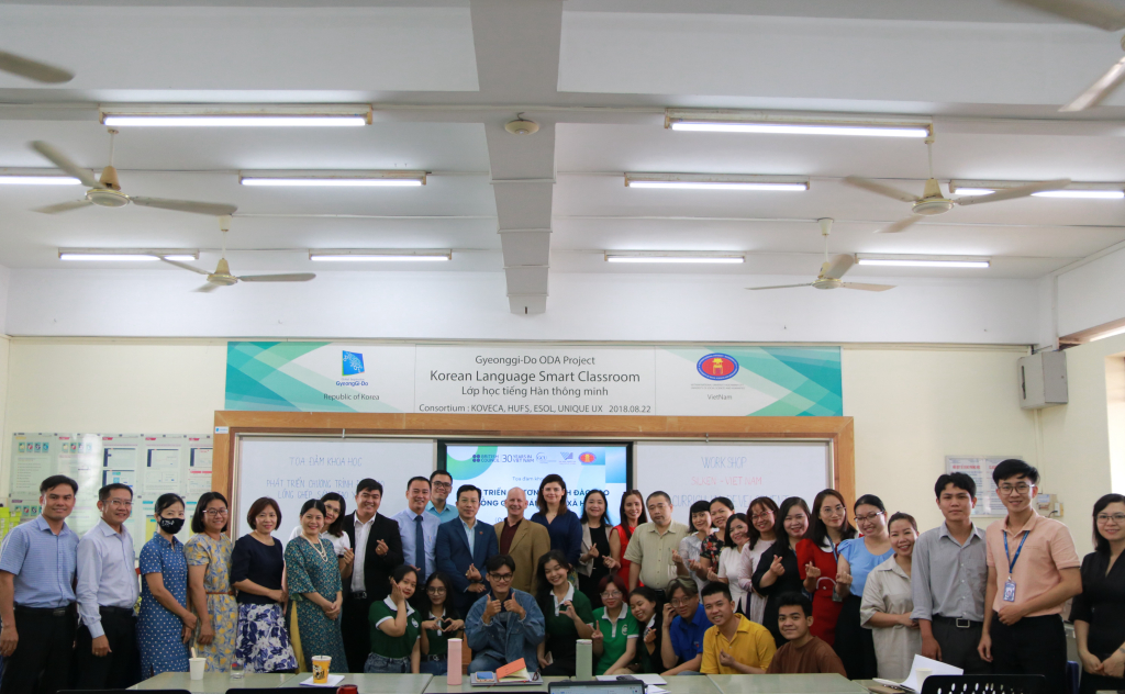 Buổi tọa đàm khoa học “Đổi mới chương trình đào tạo lồng ghép sáng tạo xã hội” với sự tham gia của các giảng viên và sinh viên - Ảnh: Thùy Trang