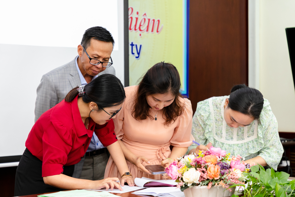 Ban Kiểm phiếu Hội đồng Trường làm việc sau khi thực hiện lấy phiếu đánh giá, xếp loại chất lượng viên chức lãnh đạo - Ảnh: Lý Nguyên