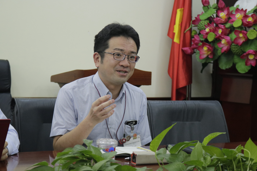 Ông Shiratori Tomohiko - Quyền Trưởng Bộ phận Vận hành hệ thống Khu vực Kansai, Nhật Bản - trao đổi tại buổi làm việc - Ảnh: Phương Khanh 
