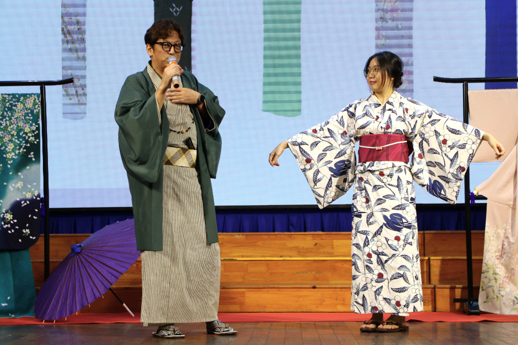Ông Fuiji Kentaro chia sẻ về các giai đoạn lịch sử của Kimono - Ảnh: Huyền Linh