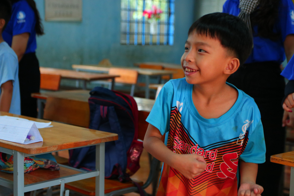Các bé dần mở lòng mình, thoải mái hơn với các chiến sĩ - Ảnh: Huyền Linh