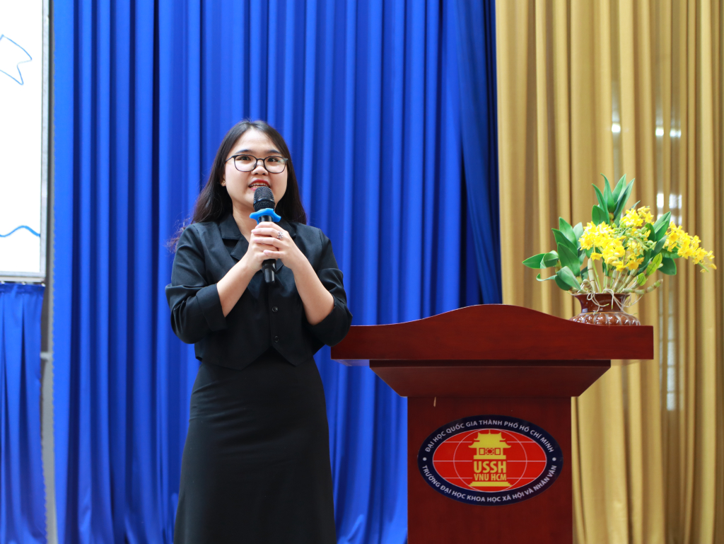 Chuyên viên Nguyễn Phạm Hồng Đào chia sẻ thông tin về chương trình giao lưu quốc tế - Ảnh: Phạm Trí