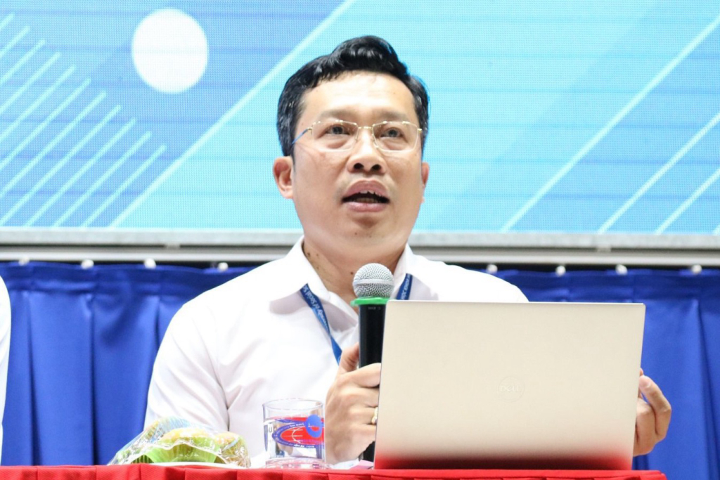 TS. Lê Hoàng Dũng giải thích về việc thi đầu vào ngoại ngữ không chuyên - Ảnh: Huyền Linh