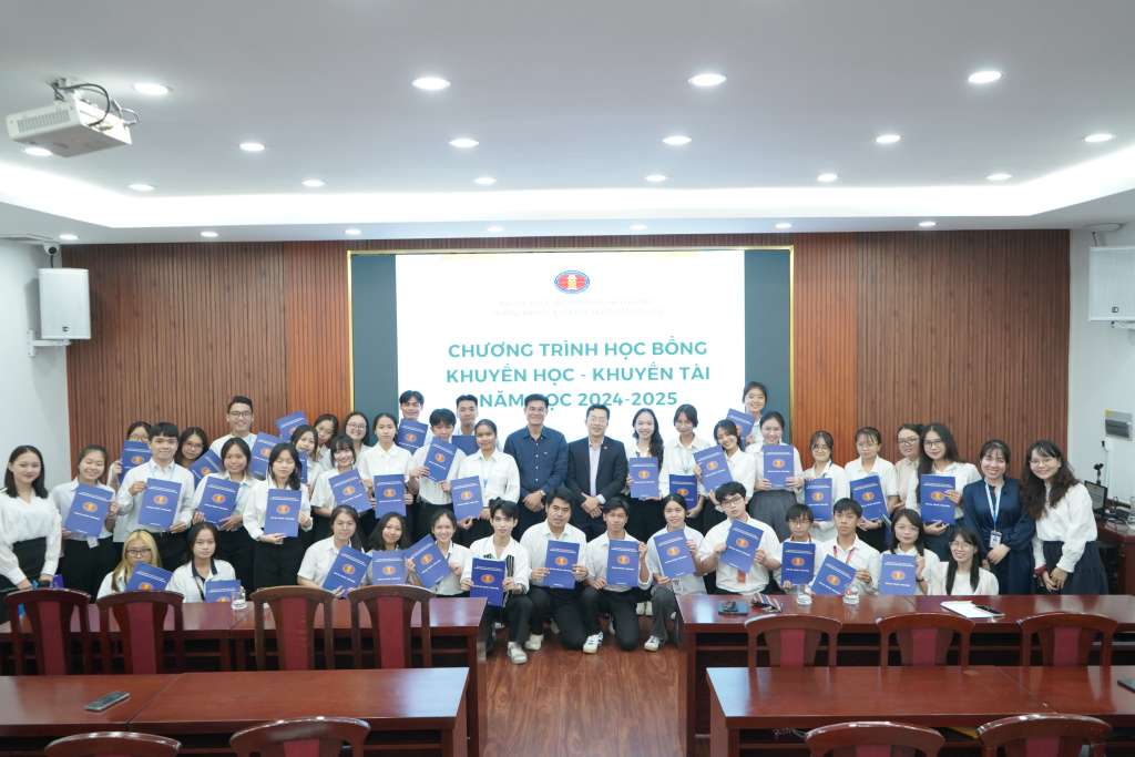 Trường ĐH KHXH&NV, với sứ mệnh đào tạo nguồn nhân lực chất lượng cao, sẽ tiếp tục đồng hành và chắp cánh cho những ước mơ của sinh viên